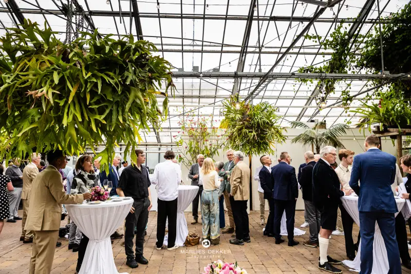 Trouwen in de botanische tuin Vrije Universiteit van Amsterdam