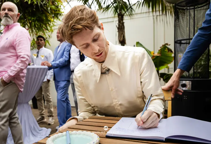 Trouwen in de botanische tuin Vrije Universiteit van Amsterdam