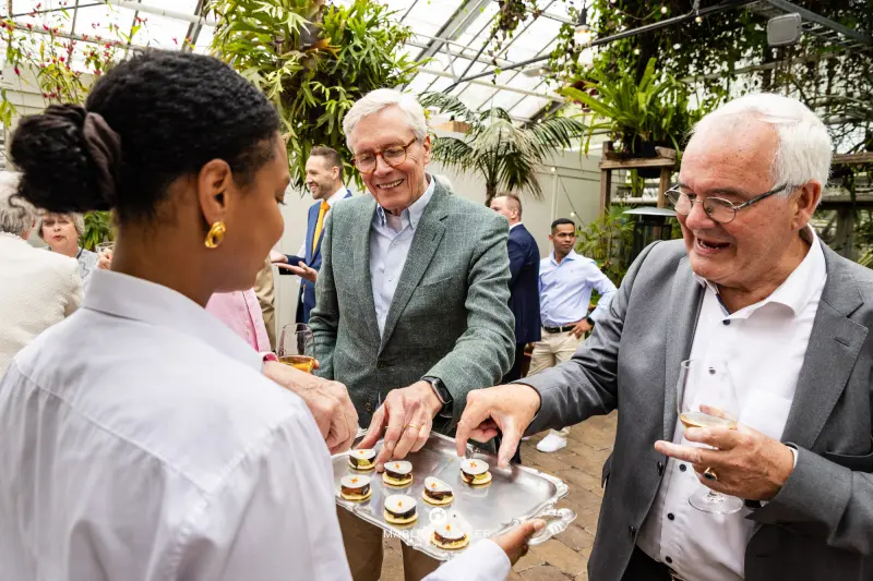 Trouwen in de botanische tuin Vrije Universiteit van Amsterdam
