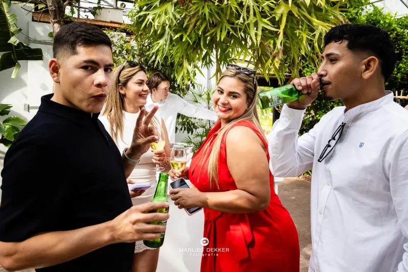 Trouwen in de botanische tuin Vrije Universiteit van Amsterdam met een drankje tijdens de receptie