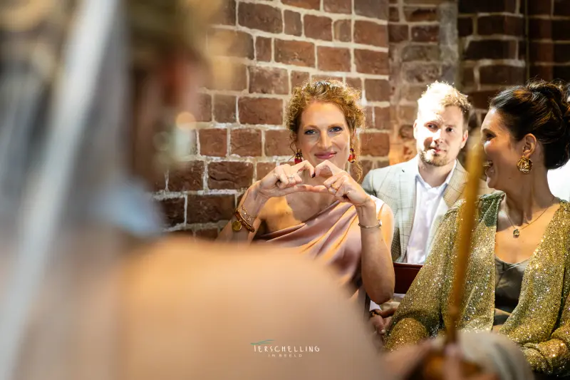Trouwen op Terschelling - Trouwfotograaf Trouwen in het kerkje van Hoorn